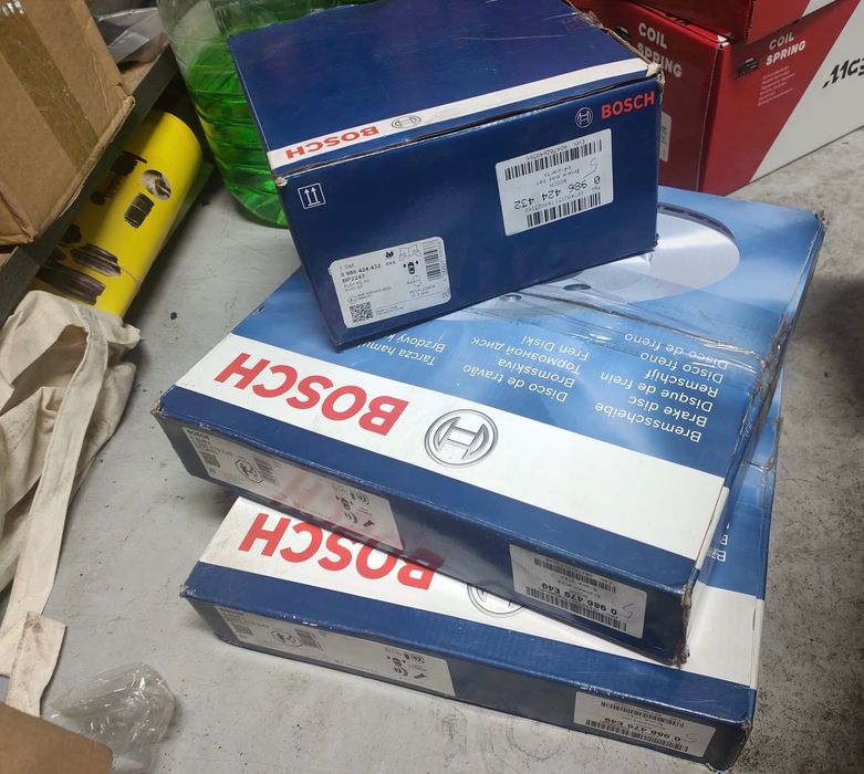 Set discuri ventilate si placute frane fata pentru Audi A4, A6, Q5.