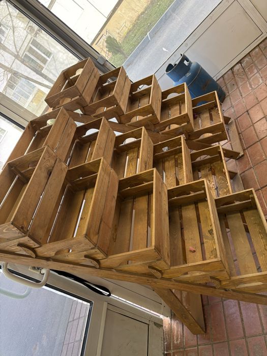 Стъпаловидни дървени стелажи и други неща