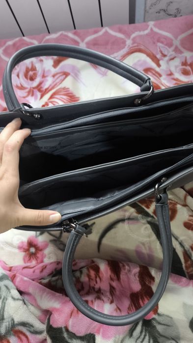 Сумка серая, с надписью Michael kors