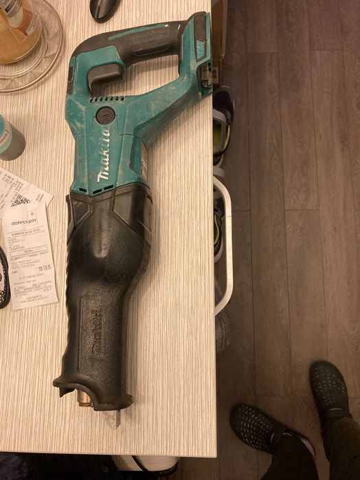 Саблен трион Makita DJR186