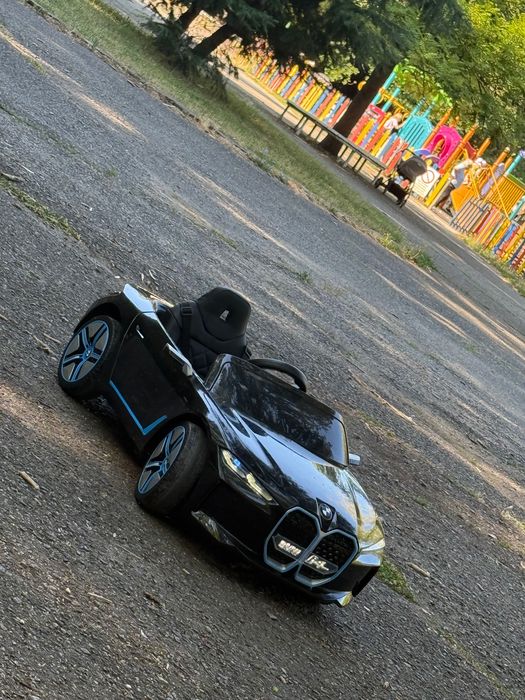 Акумулаторна кола BMW i 4 черен