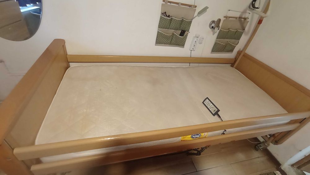 Vând pat medical electric cu telecomandă