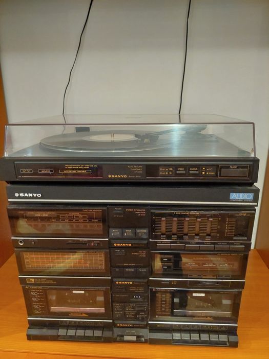 Combina muzicala multifunctionala cu pick-up