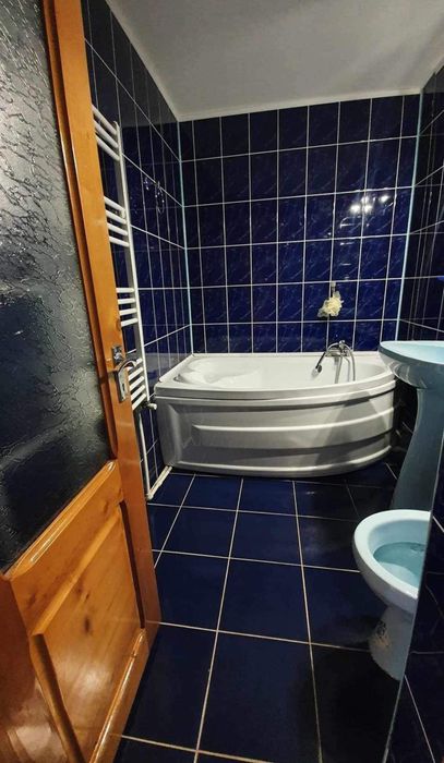 Ofer spre închiriere apartament cu 2 camere în Comănești strada Garlei