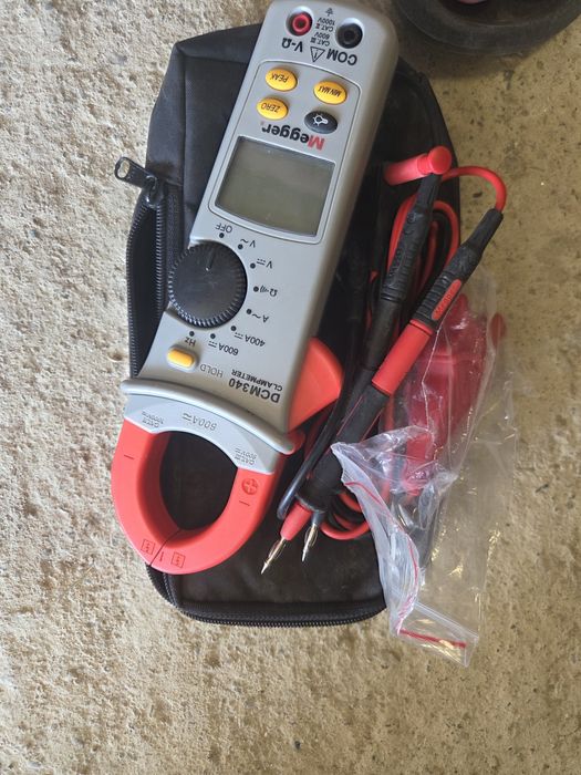 Mergeți DCM340 clampmeter