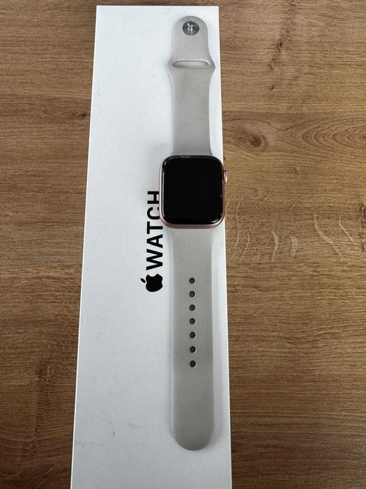apple watch se gold aluminium case