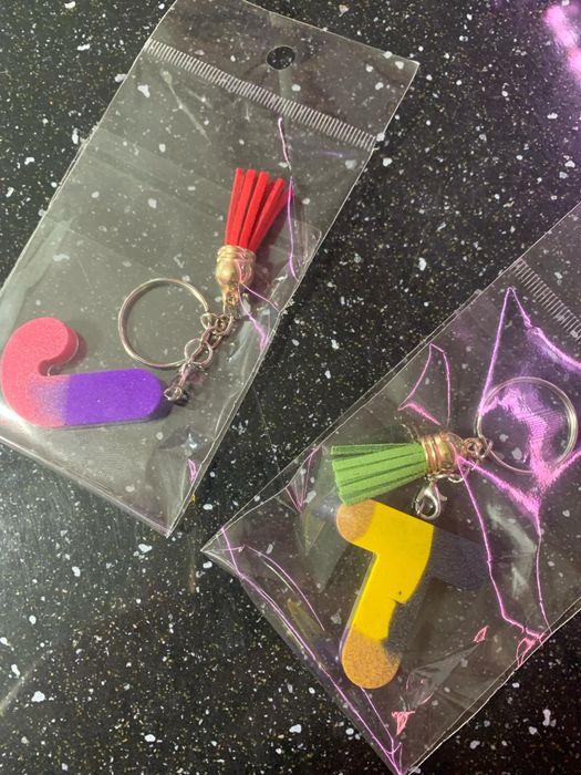 Vand brelocuri personalizate