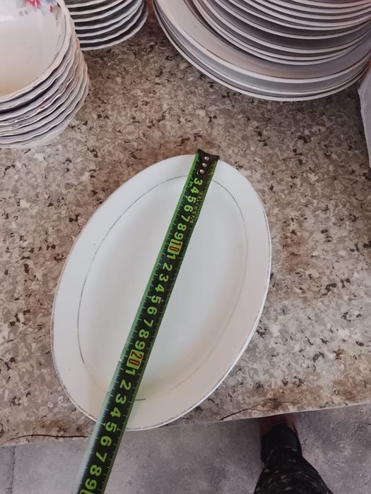 Продам красивые белые тарелки.