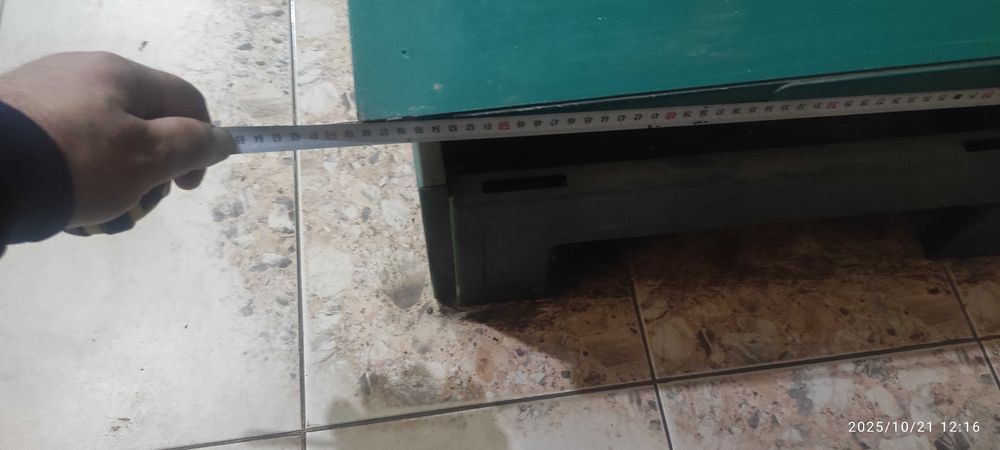 Метални рафтове от хранителен магазин