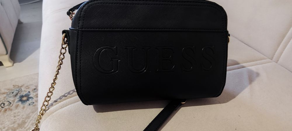 Чанта на Guess ...