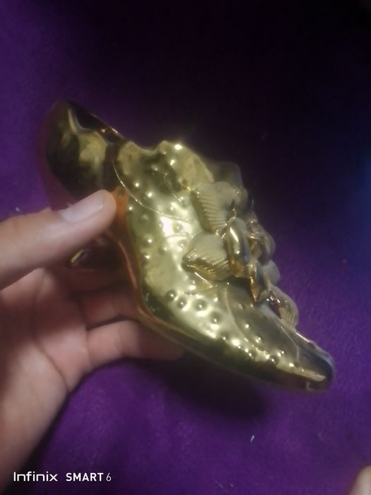 Продаётся 2 чайника и одна туфля не золотая. Нету пиялок или чашек.