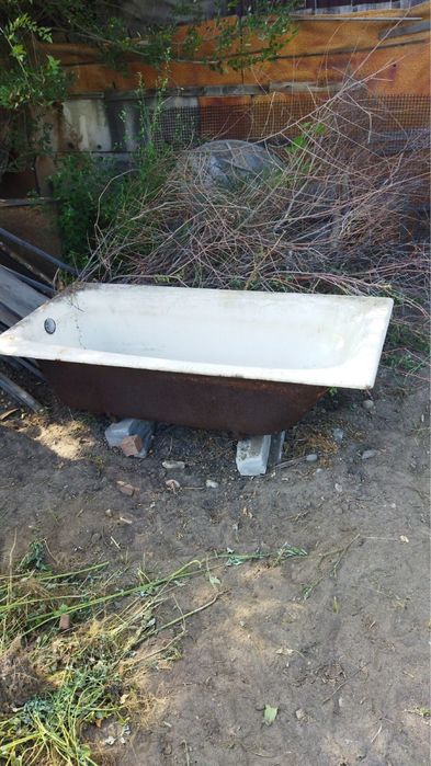 Продам ванну чугунную и бак для воды