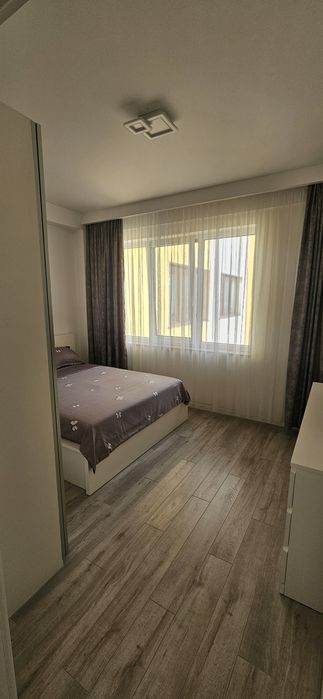 Proprietar închiriez apartament 2 camere, bloc nou, zonă Centrală, cu loc de parcare inclus in curte