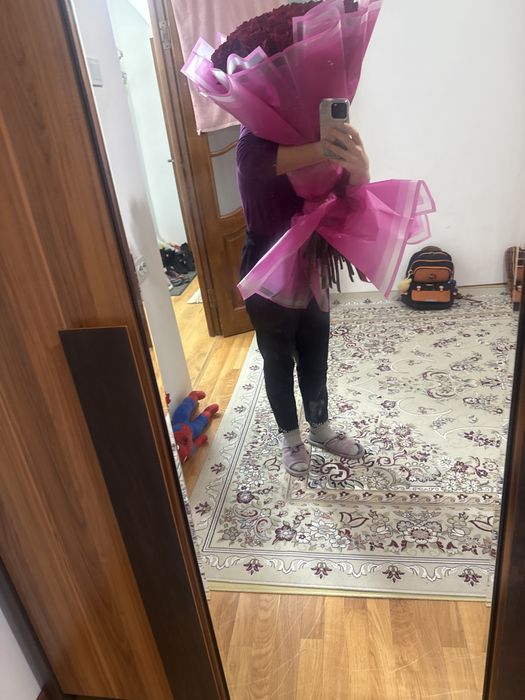 Роза красная красивая