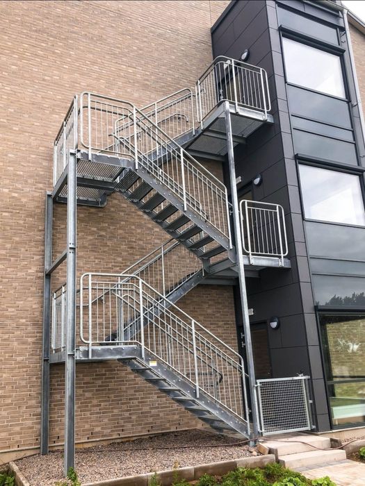 Scara de exterior metalice isu