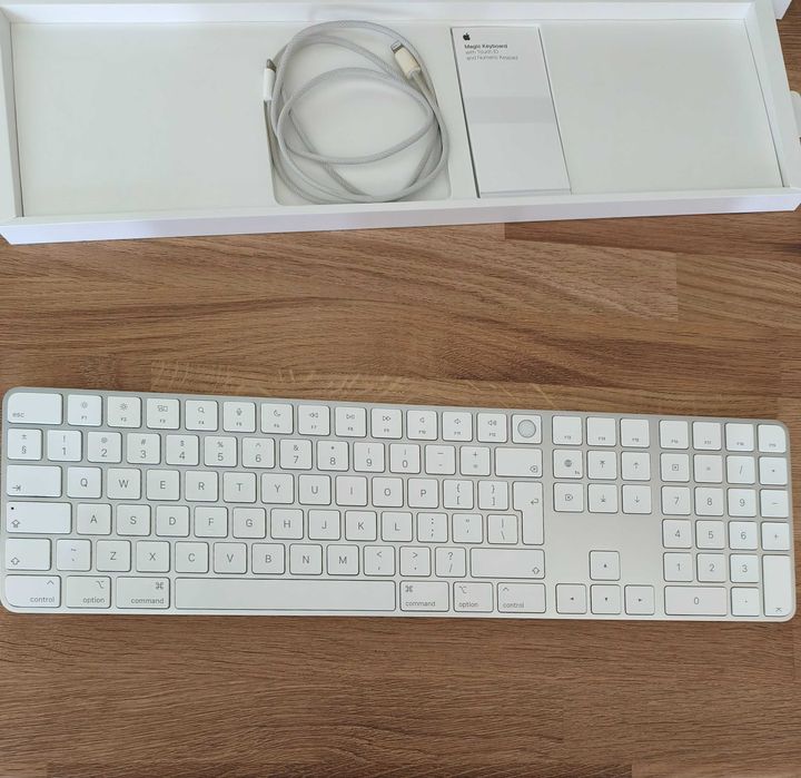 Клавиатура Apple Magic Keyboard with Touch ID, като нова