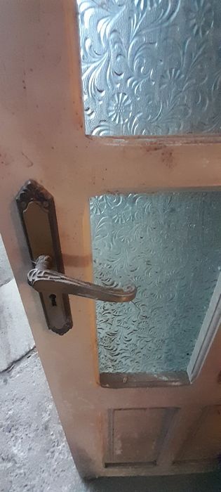 Vând ușă  din brad !!