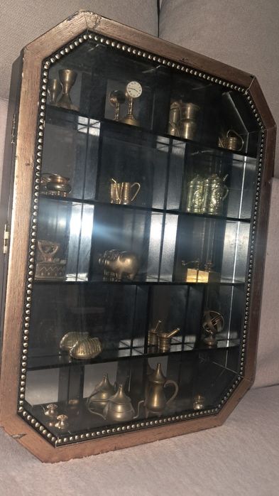 Vitrina cu 17 miniaturi din bronz