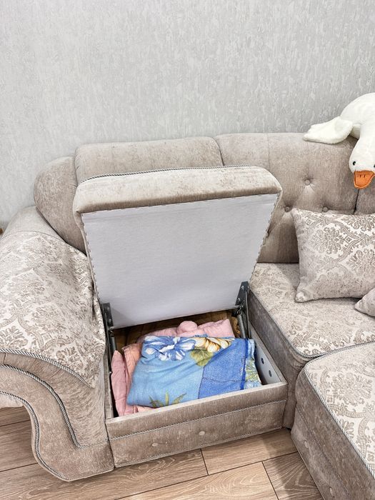 Продается диван)