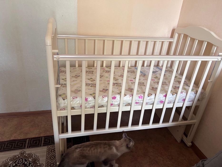 Продам детскую кроватку. В подарок матрас и пеленальный столик.