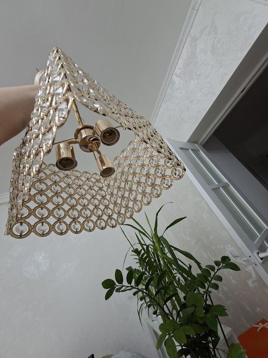 Продам красивую люстру