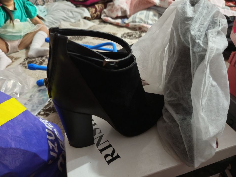 Oyoq kiyim va ko'yne sotiladi yengilariyam bor ichida umuman kiylmagan