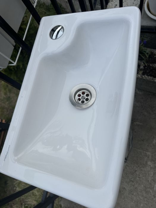 шкаф за баня с малка мивка