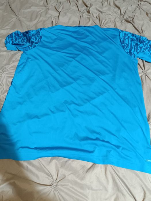Vand tricou Adidas pentru sport