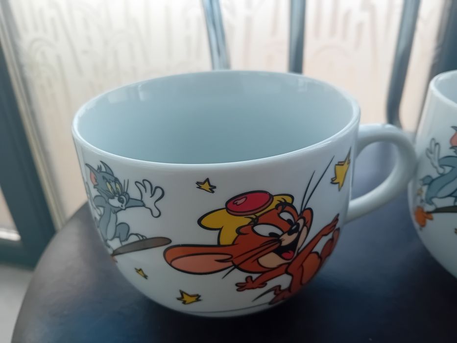 Două căni de ceai or lapte cu tom și Jerry noi