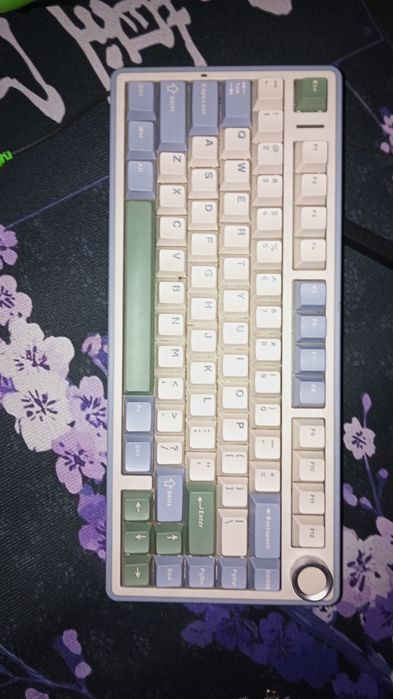 Продам клавиатуру Aula f75