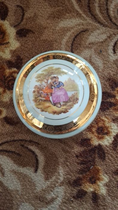 Чаши и чиния ваза червено стъкло и порцеланов сервиз за чай