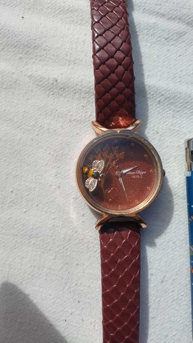 Дамски часовник с пчела