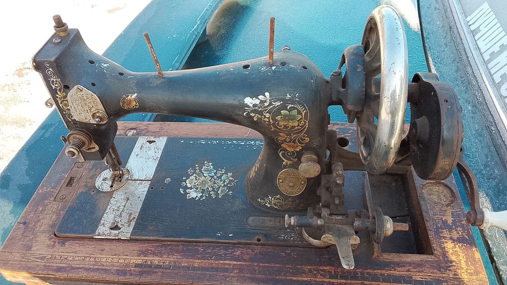Продам швейную машинку с ручным приводом.