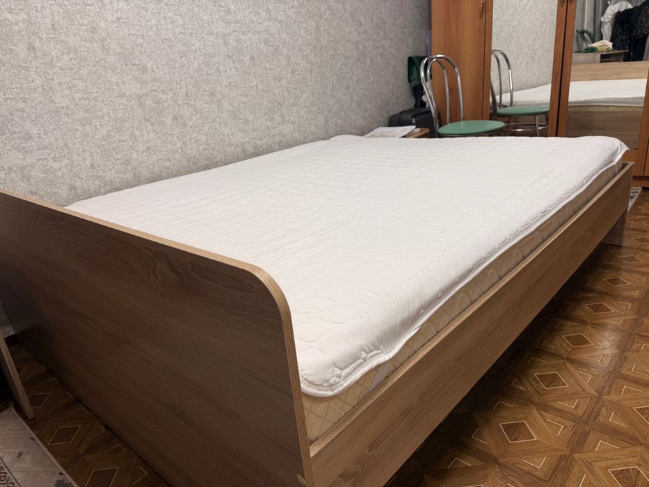 Двуспальная кровать с матрасом