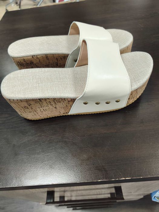 Продавам дамски чехли