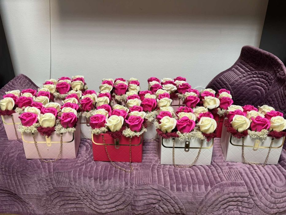 Чанти декорирани със сапунени рози и скандинавски мъх