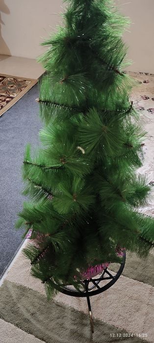 Продам ёлку вместе с кованой подставкой