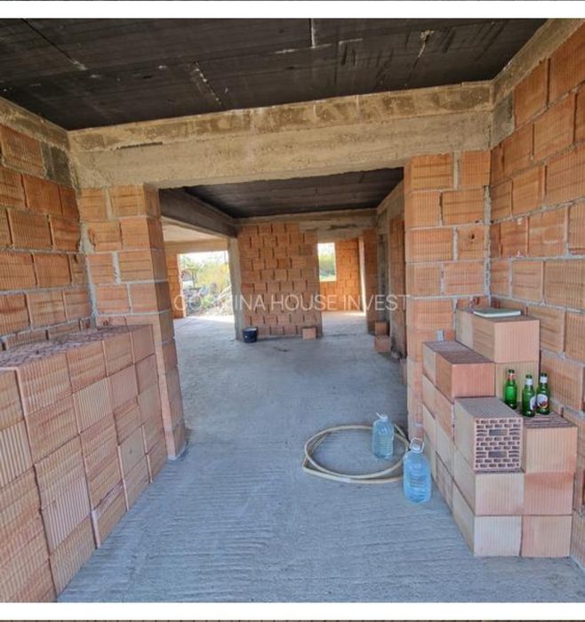 Casă de vânzare la rosu