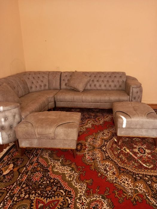 yaxshi sifatli ishonchli ishlab chiqaruvchining burchakli divan