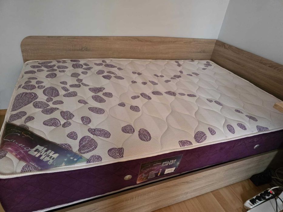 Продавам 2 броя качествени легла с матраци, размер 120x190 см