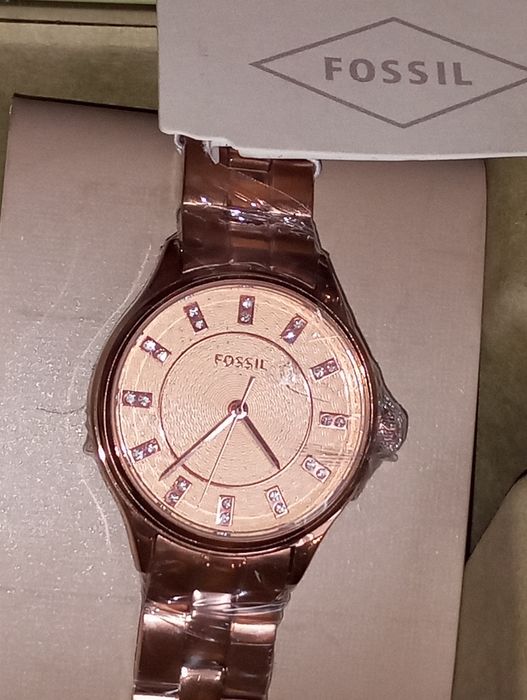 Часовник Fossil с кристали