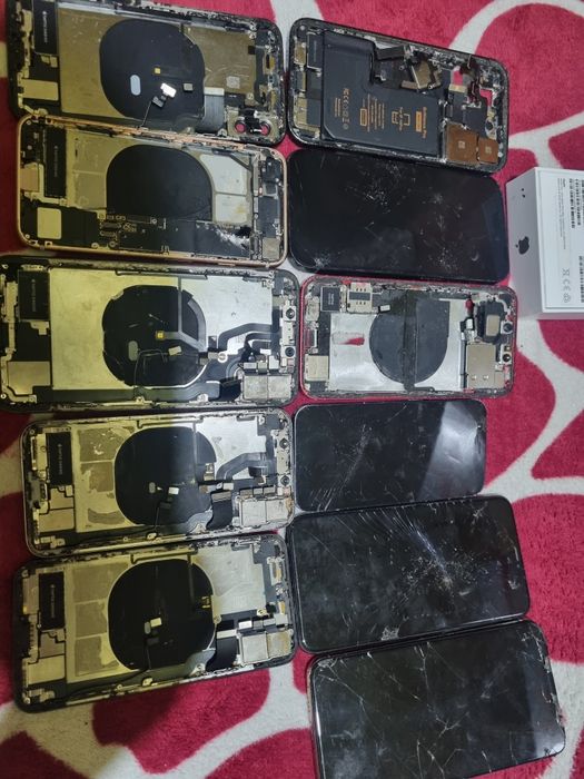 Vând lot iphone sparte de piese.