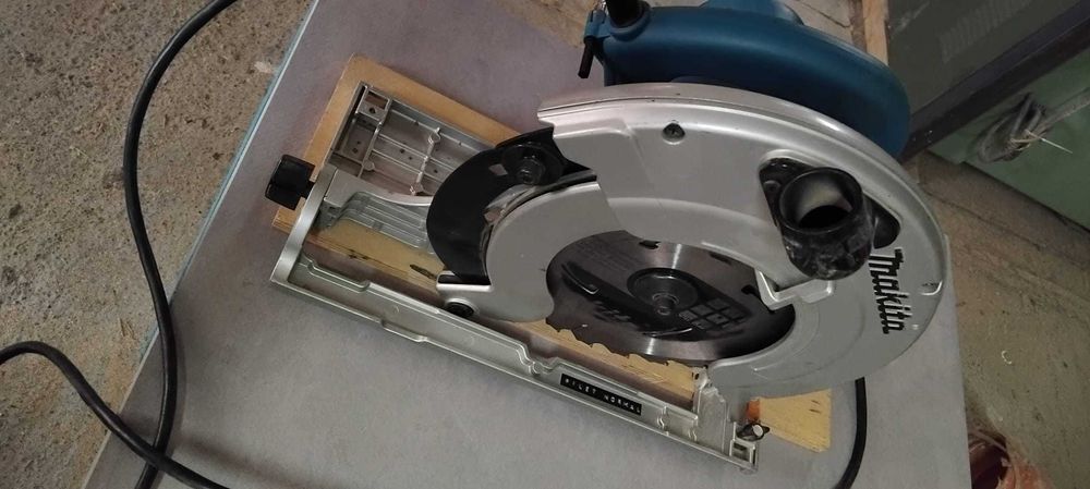 Fierastrau circular de mana Makita 5903R 2000W