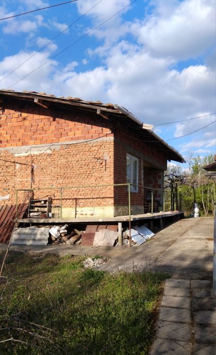 Продава къща в с.Еремия обл.Кюстендил