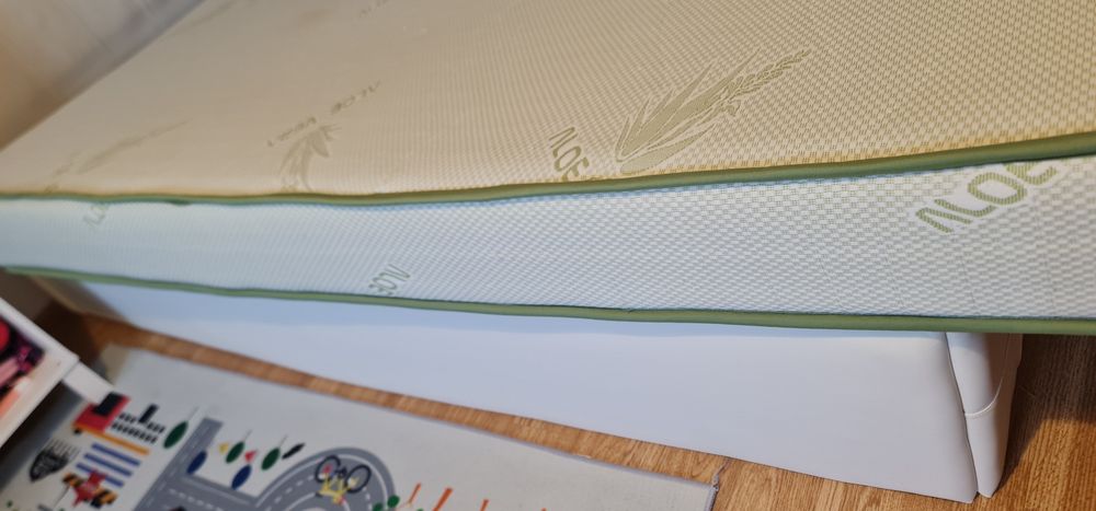 Pat alb cu saltea, dimensiuni 120 cm lățime cu 190 cm lungime