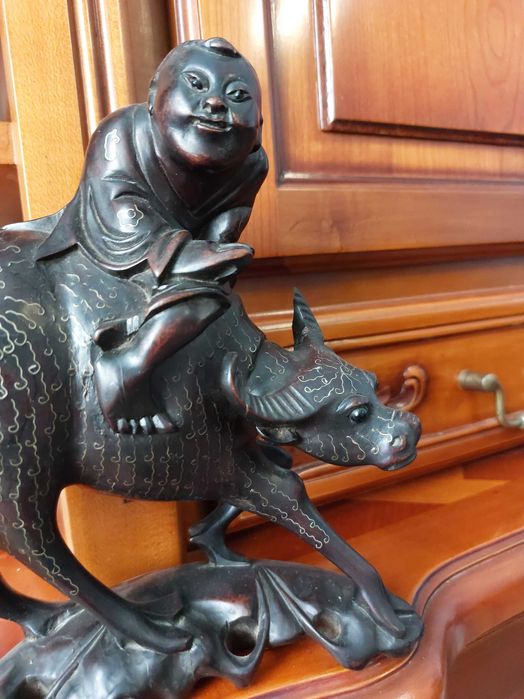 Piesa Decor Deosebita! Bărbat călare pe taur.