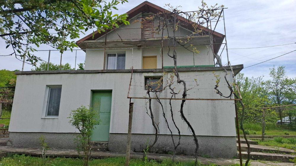 Продава масивна къща в село на 13 км от Габрово