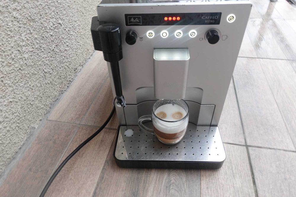 Melitta Caffeo Bistro cu un sistem de spumare lateral cu rotiță