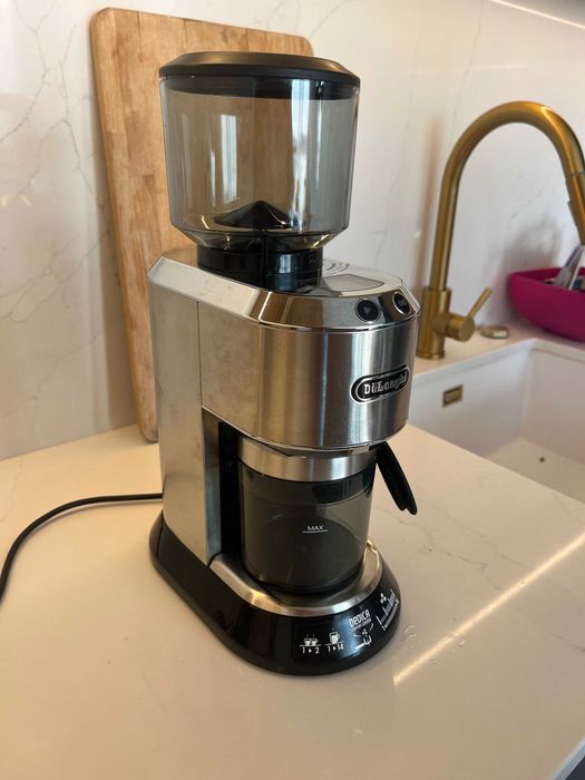Кафемелачка Delonghi Dedica