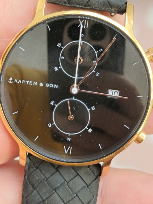 Vând ceas Kapten & Son, modelul Chrono Gold Black, un cronograf elegant și minimalist